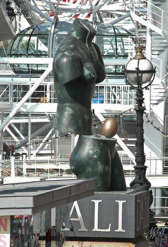Dali-and-the-London-Eye-.jpg - Dali at the London Eye